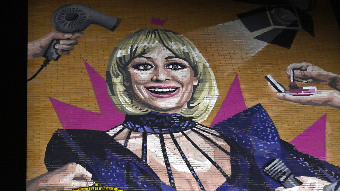 Un grande murales per Raffaella Carrà, omaggio della Rai