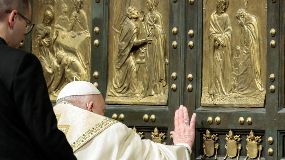 Il Papa apre la Porta Santa, al via il Giubileo