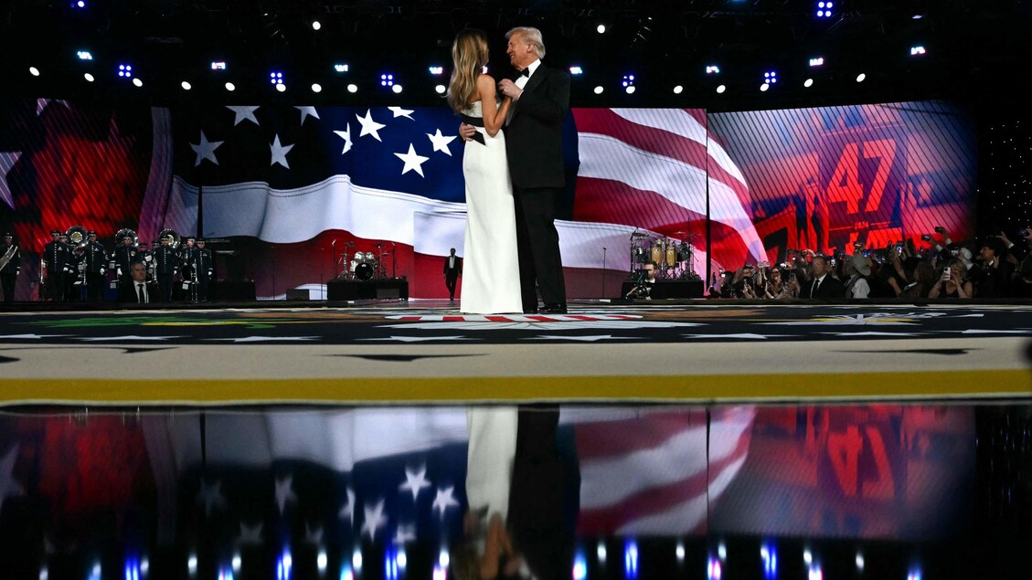 Trump e Melania al primo ballo, First Lady in abito bianco-nero