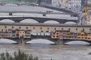 Allerta rossa per il maltempo in Toscana, a Firenze preoccupa l'Arno