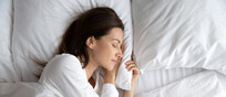 Una donna dorme serenamente foto iStock.