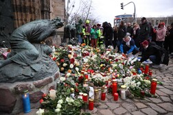 Fiori e candele sul luogo dell'attacco al mercatino di Natale a Magdeburgo