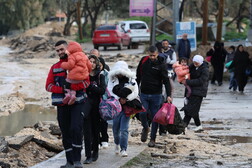 Centinaia di palestinesi in fuga dall'operazione militare israeliana a Jenin