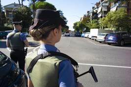 Una carabiniera in servizio