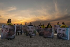 Una performance in ricordo degli ostaggi di Hamas a Gaza.