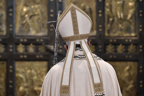 Il Papa davanti alla Porta Santa della Basilica di San Pietro (foto di archivio)