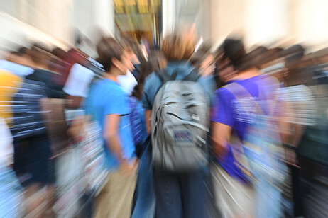 Ritorno in classe per 7 milioni di studenti, attenzione al sonno: Foto Ansa