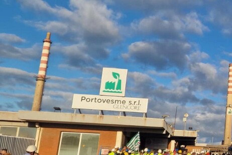 Lavoratori davanti alla Portovesme srl