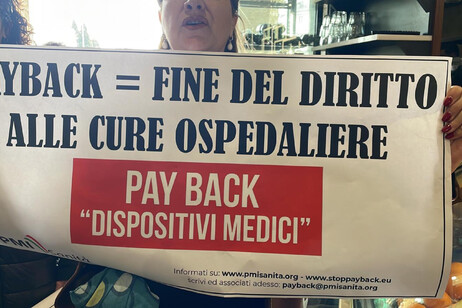 una protesta contro il payback sui dispositivi medici