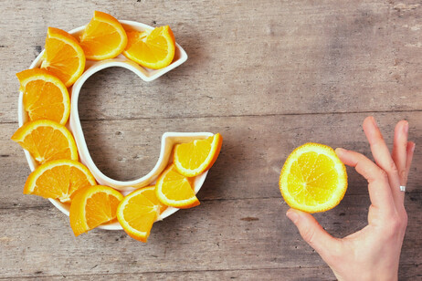 Le arance, fonte di vitamina C. Attestazione: Gargonia - iStock