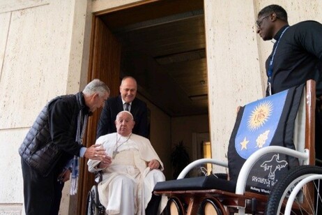 La sedia a rotelle Mekong donata a Papa Francesco da padre Figaredo (foto © Vivian Richards, SJ)