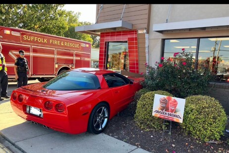 Si schianta nel Burger King con la Corvette rosso fiammante