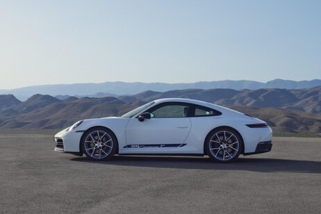 Porsche 911 Carrera T è votata al piacere di guida sportivo