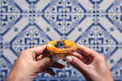 Pastel de nata, tipico dessert di Lisbona foto iStock.