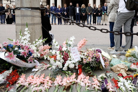 Minute's silence for victims of deadly floods in Valencia