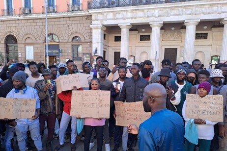 protesta migranti del Centro Cara di Bari