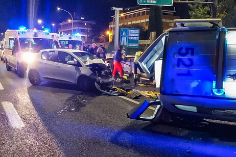 Travolti da auto durante rilievi incidente,feriti 3 vigili