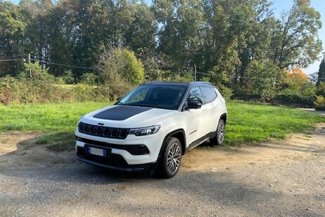 Jeep Compass e-Hybrid lavoratrice a ritmo di comfort