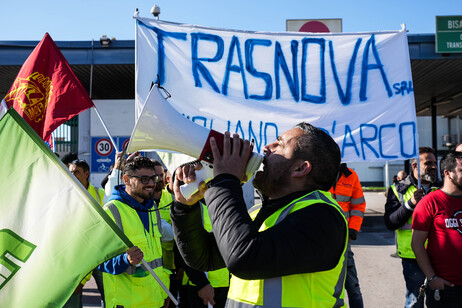 Stellantis: protesta lavoratori Trasnova a Pomigliano