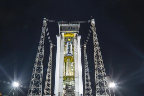 Il razzo Vega C con il satellite Sentinel 1C sulla rampa di lancio nel Centro Spaziale Europeo di Kourou (fonte: ESA - Manuel Pedoussant)