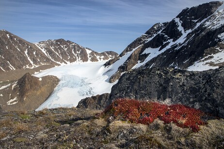 Un ghiacciaio montano nelle Aqqutikitsoq mountains della Groenlandia occidentale (fonte: Renato R. Colucci)