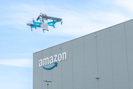 Amazon, primo volo dei droni per le consegne in Italia