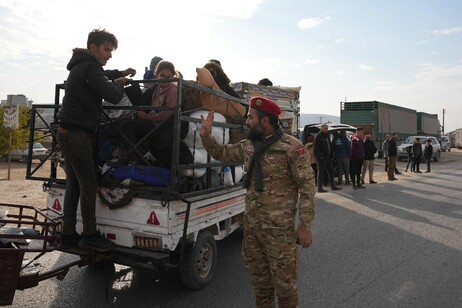 Ong, governativi lasciano ai curdi la zona a sud di Raqqa