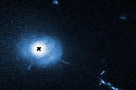 Il quasar 3C273 fotografato dal telescopio spaziale Hubble (fonte: NASA, ESA, Bin Ren/Université Côte d’Azur/CNRS, John Bahcall/IAS, Joseph DePasquale/STScI)