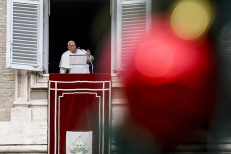 Papa Francesco durante la preghiera dell'Angelus