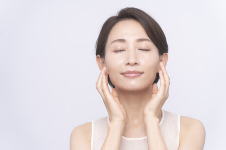 Lo stato di benessere sul volto di una donna foto iStock.