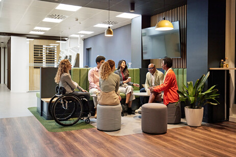 Un gruppo di persone in riunione foto iStock.