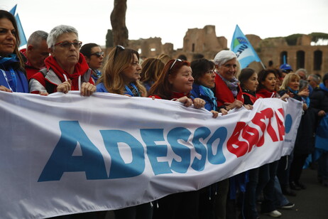 'Adesso basta', al via la manifestazione di Cgil e Uil