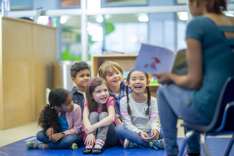 Una lezione in classe per promuovere la salute a scuola. foto: FatCamera - iStock