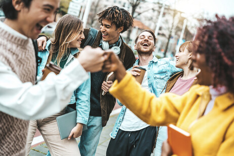 Un gruppo di giovani foto iStock.