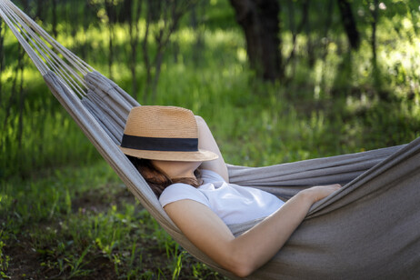 Relax su un'amaca in giardino foto iStock.