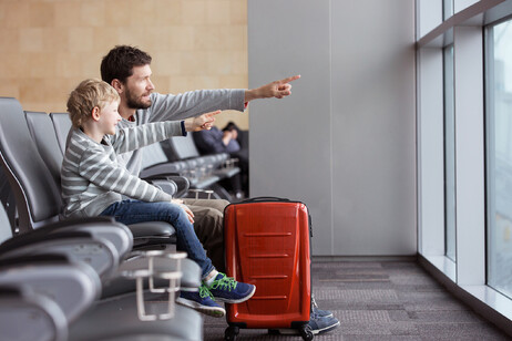 Padre e figlio si divertono in aeroporto