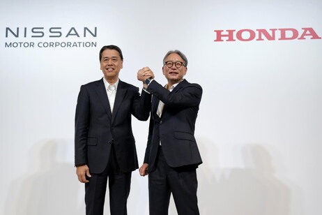 Il presidente e Ceo di Nissan Makoto Uchida e Toshihiro Mibe, presidente e Ceo di Honda Motor