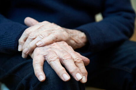 Gli over 90 muoiono di più per Covid-19, ma non sono ricoverati nelle terapie intensive (fonte: Highwaystarz-Photography, iStock)