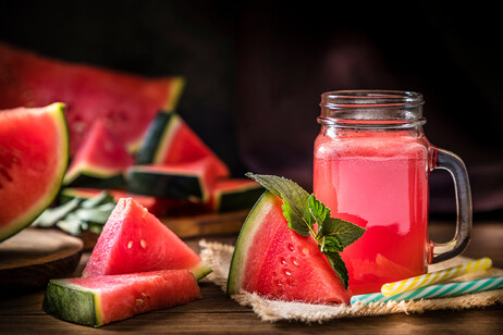 Fetta di Anguria e succo di anguria foto iStock.