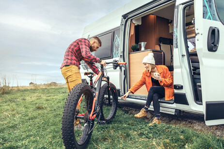 Una giovane coppia in camper foto iStock.