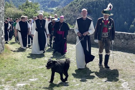 Bolzano, i frati (e il cane Coco) tornano nel convento di Sabiona