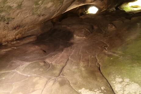 Sul pavimento di una grotta francese quella che potrebbe essere la più antica mappa 3D (fonte: Pascal Crapet, Fontainebleau / courtesy of Médard Thiry for labrujulaverde.com)