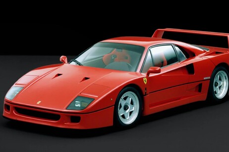 Ferrari F40, la supercar nel giorno di debutto di Hamilton