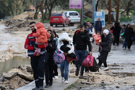 Centinaia di palestinesi in fuga dall'operazione militare israeliana a Jenin