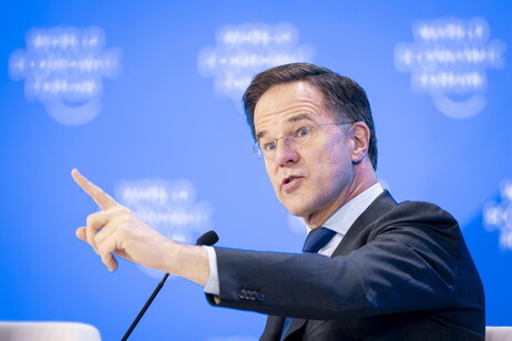 Rutte ai ritardatari: "Presto al 2%, e non basterà"