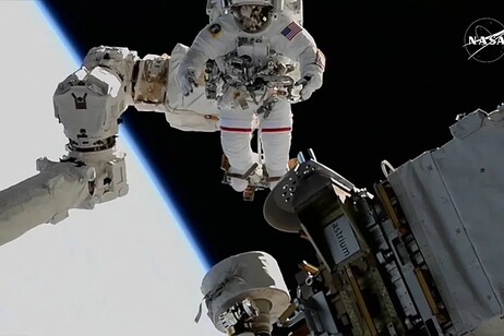 L'astronauta Sunita Williams della Nasa nella passeggiata spaziale da record (fonte: NASA)