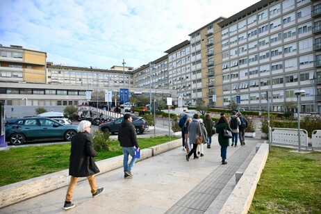 Il Papa resta in ospedale, 'Quadro clinico complesso'