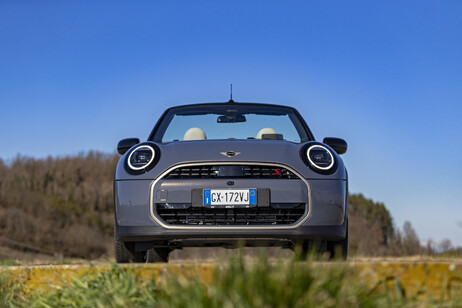 Nuova Mini Cooper Cabrio è piacere di guida all'aria aperta