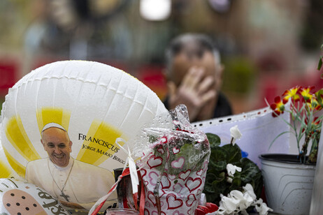 Fiori e biglietti per il Papa fuori dal Policlinico Gemelli