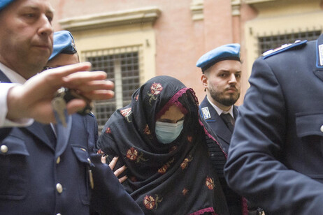 La madre di Saman in aula col velo, sta a capo chino